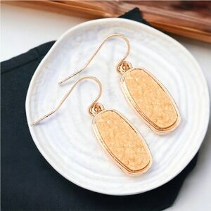 ⭐️Elegant Gold Dangle Earrings